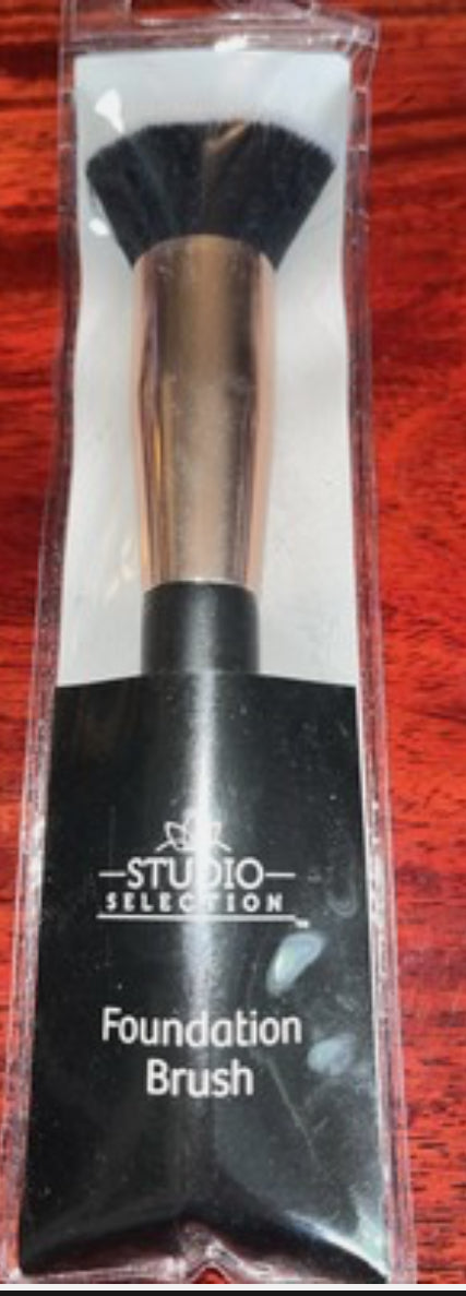Studio Selection Foundation Brush